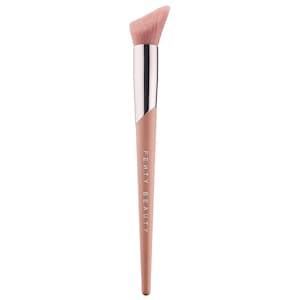 Кисть для хайлайтера Fenty Beauty by Rihanna Cheek-Hugging Highlight Brush 120