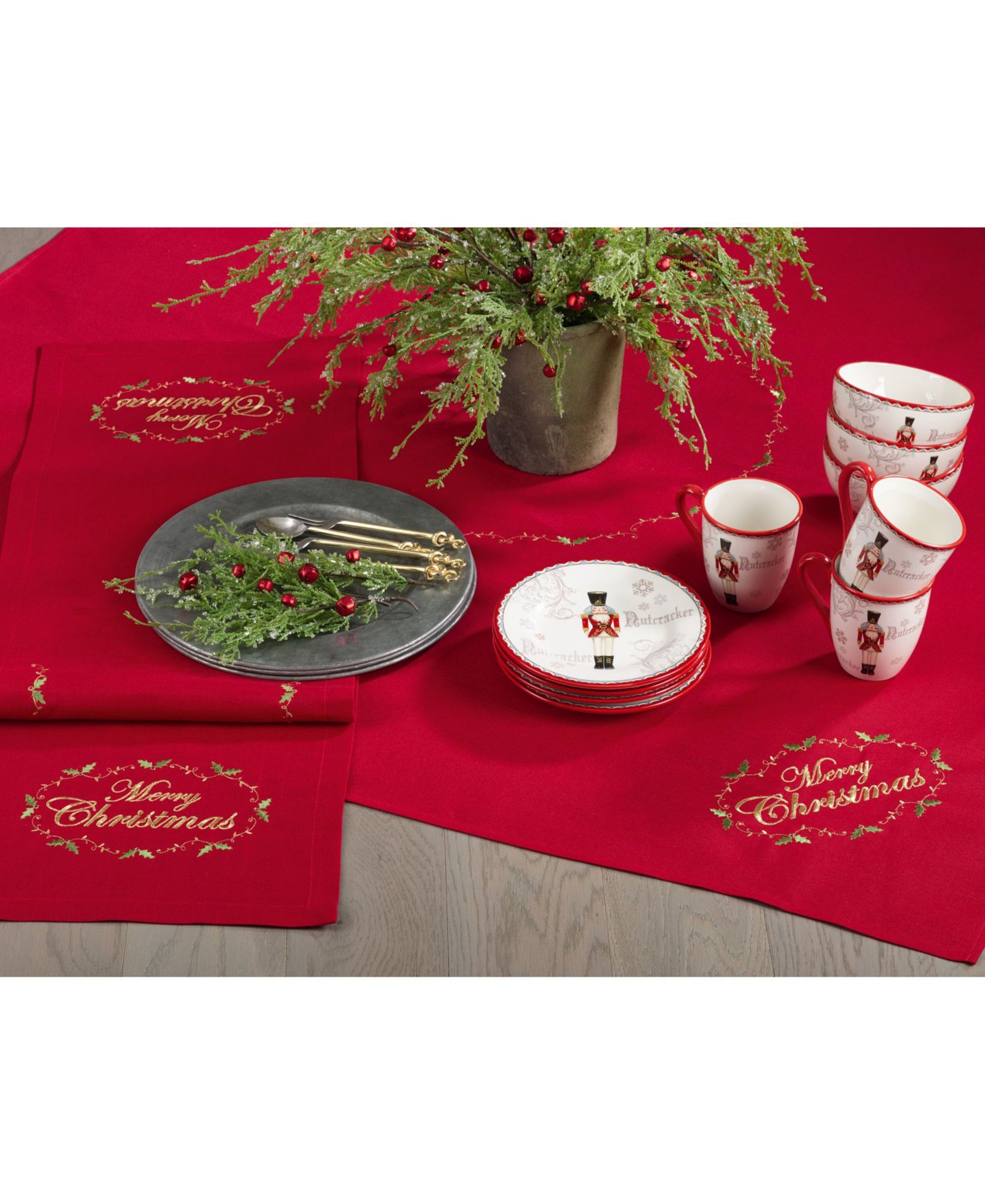 Saro Lifestyle Merry Christmas Embroidered Holiday Table Runner, 14" x 72"