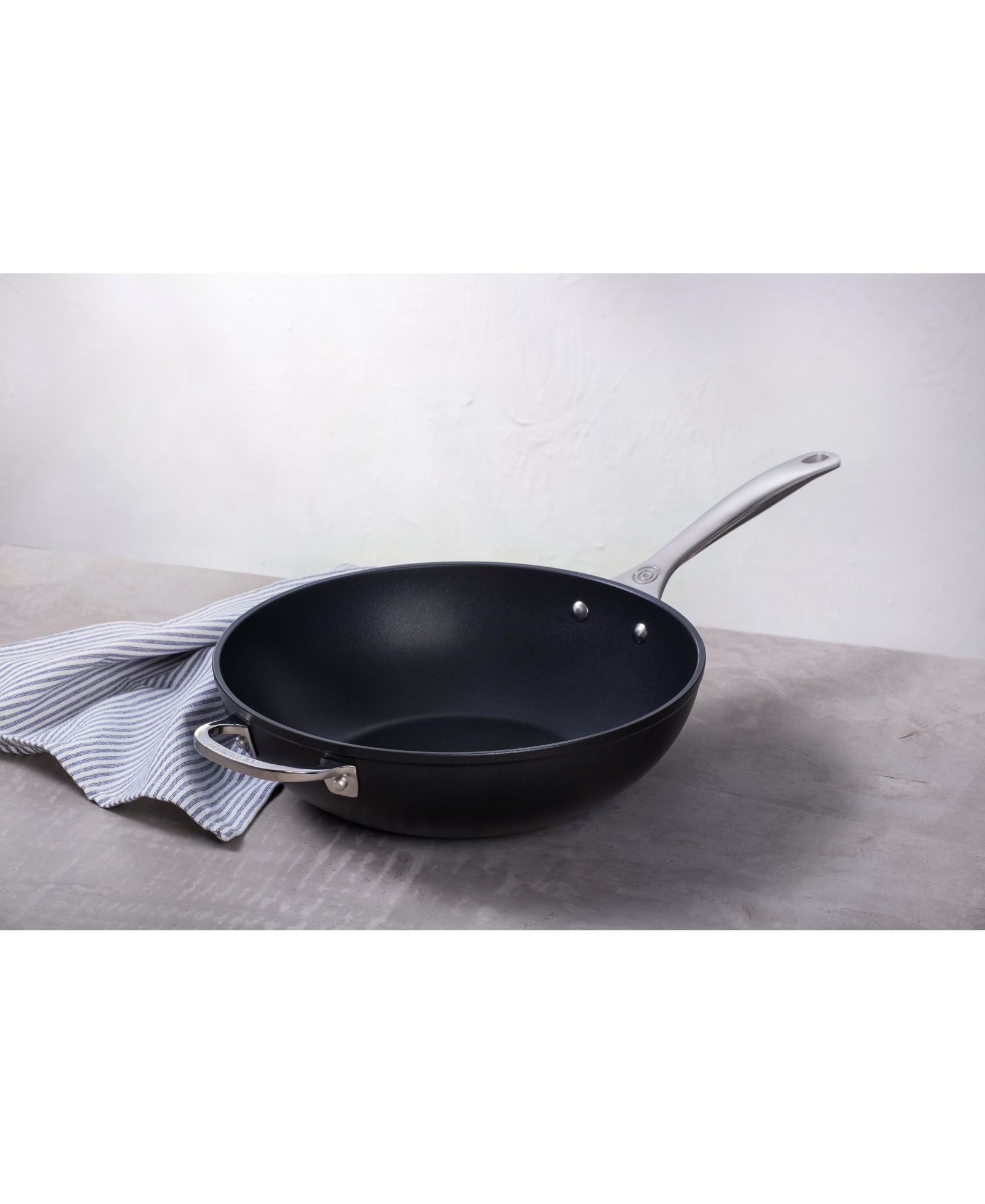 Le Creuset Сковорода для стир-фрай из анодированного алюминия, 12"