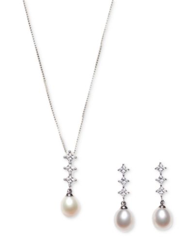 Macy's Набор из ожерелья и сережек с натуральным речным жемчугом (7x9mm) и Cubic Zirconia из стерлингового серебра