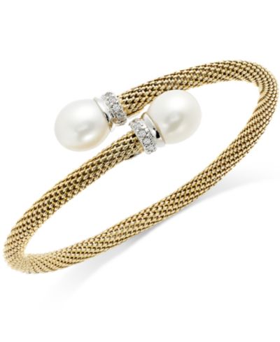Macy's Браслет-манжета с речным жемчугом и кубическим цирконием 14k Gold over Sterling Silver (10mm)
