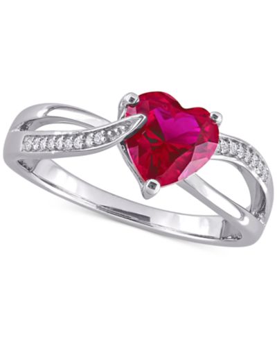 Кольцо с рубином Lab-Grown (1-5/8 ct. t.w.) и бриллиантом (1/20 ct. t.w.) в форме сердца из стерлингового серебра