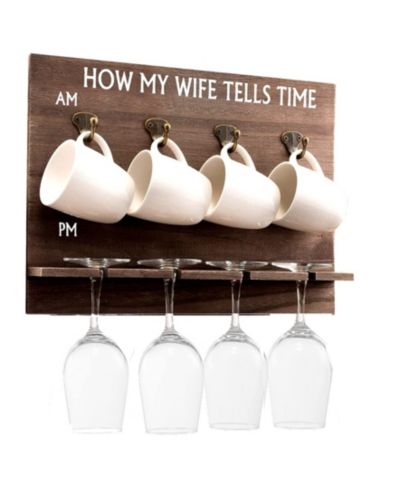 Набор из 9 предметов How My Wife Tells Time: винная полка для настенного монтажа с бокалами и кружками