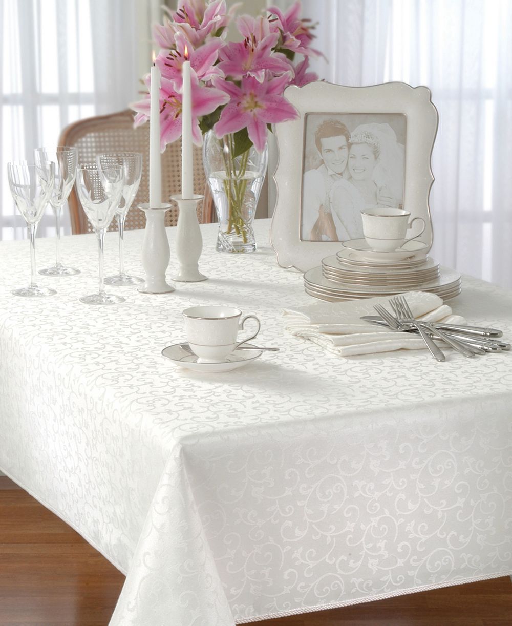 Скатерть Lenox Opal Innocence 84" x 60"