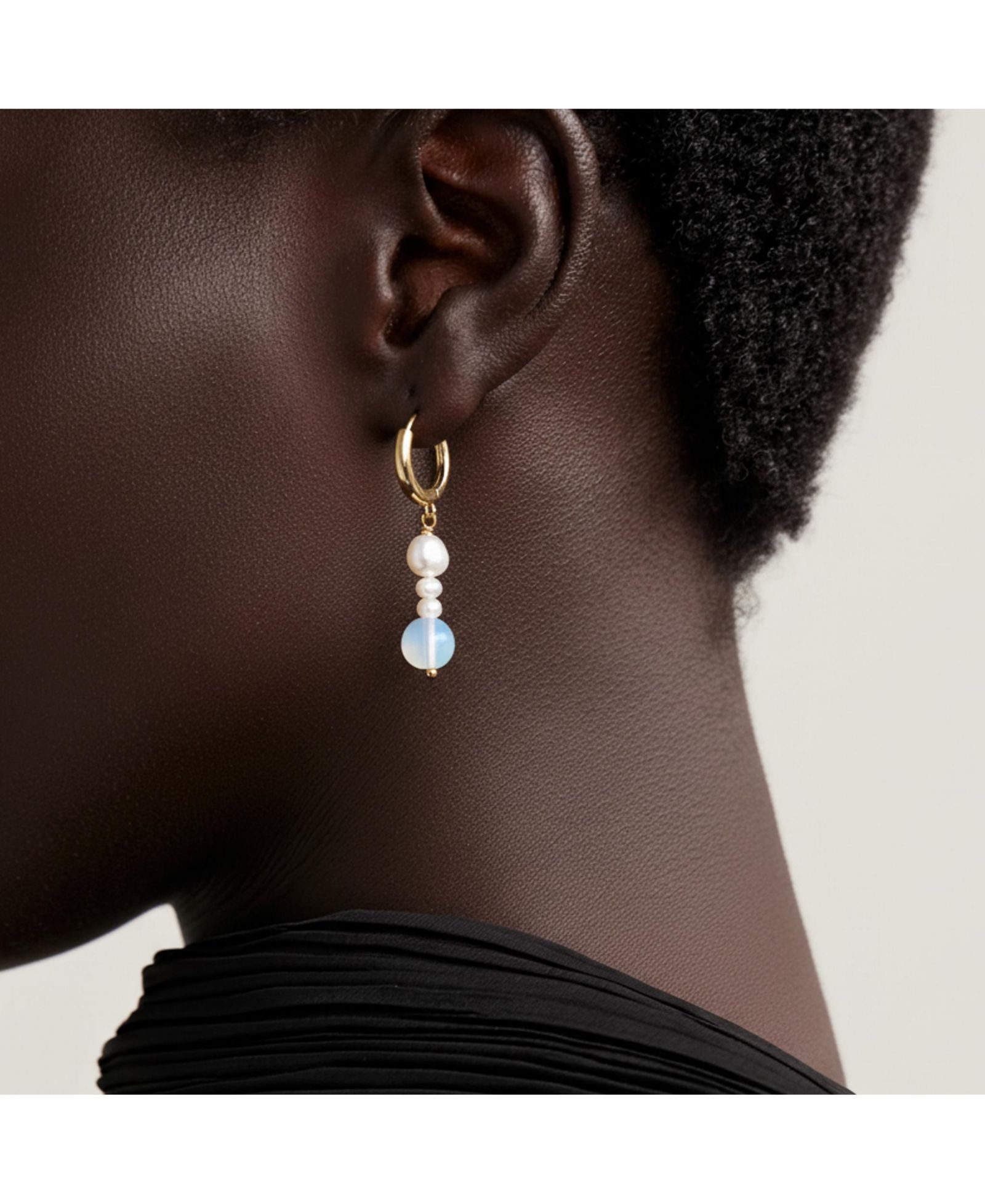 Серьги Joey Baby Mismatched Freshwater Pearl Drop с золотыми кольцами