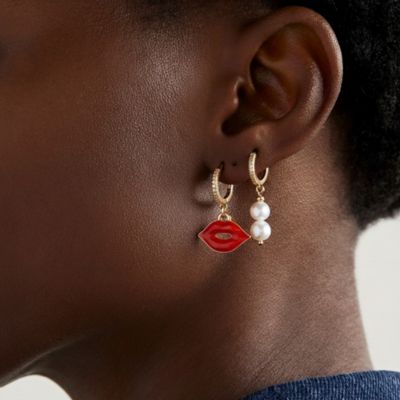 Серьги Joey Baby Plated Huggies Freshwater Pearls с подвеской Lip Enamel