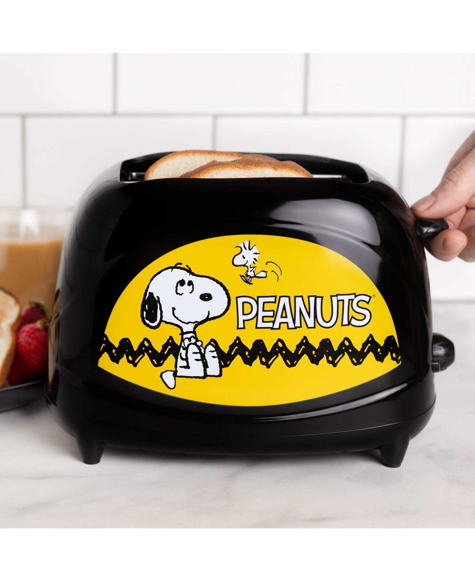 Uncanny Brands Peanuts Snoopy Two-Slice Toaster