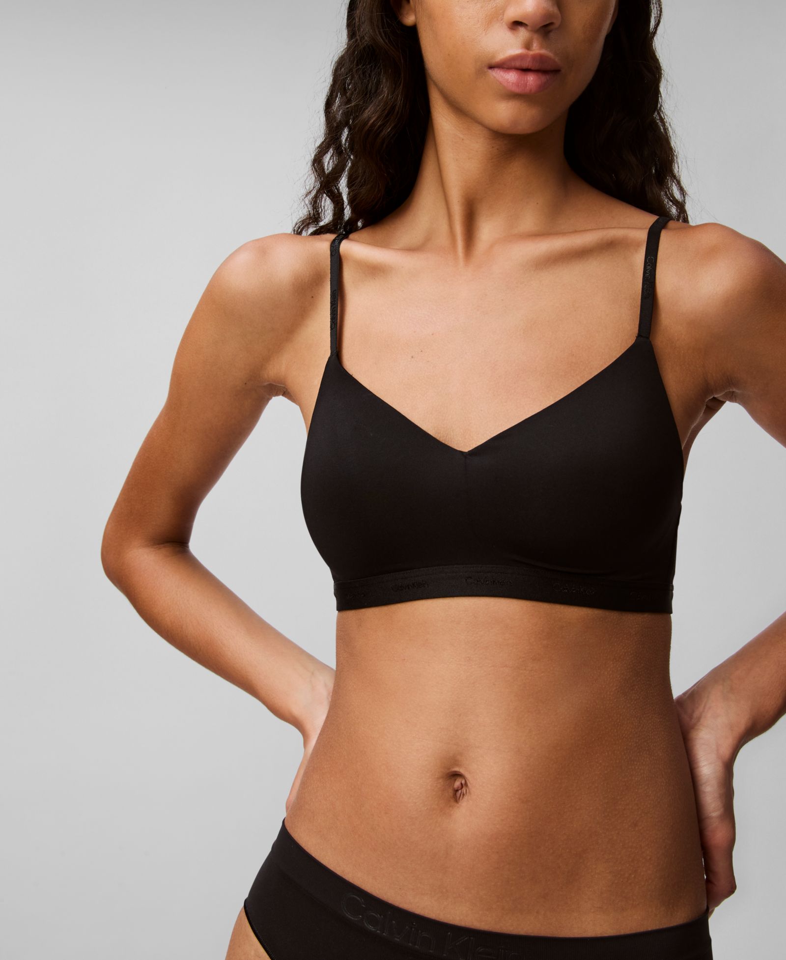 Calvin Klein Women's Form To Body Lightly Lined Bralette Bra QF7618