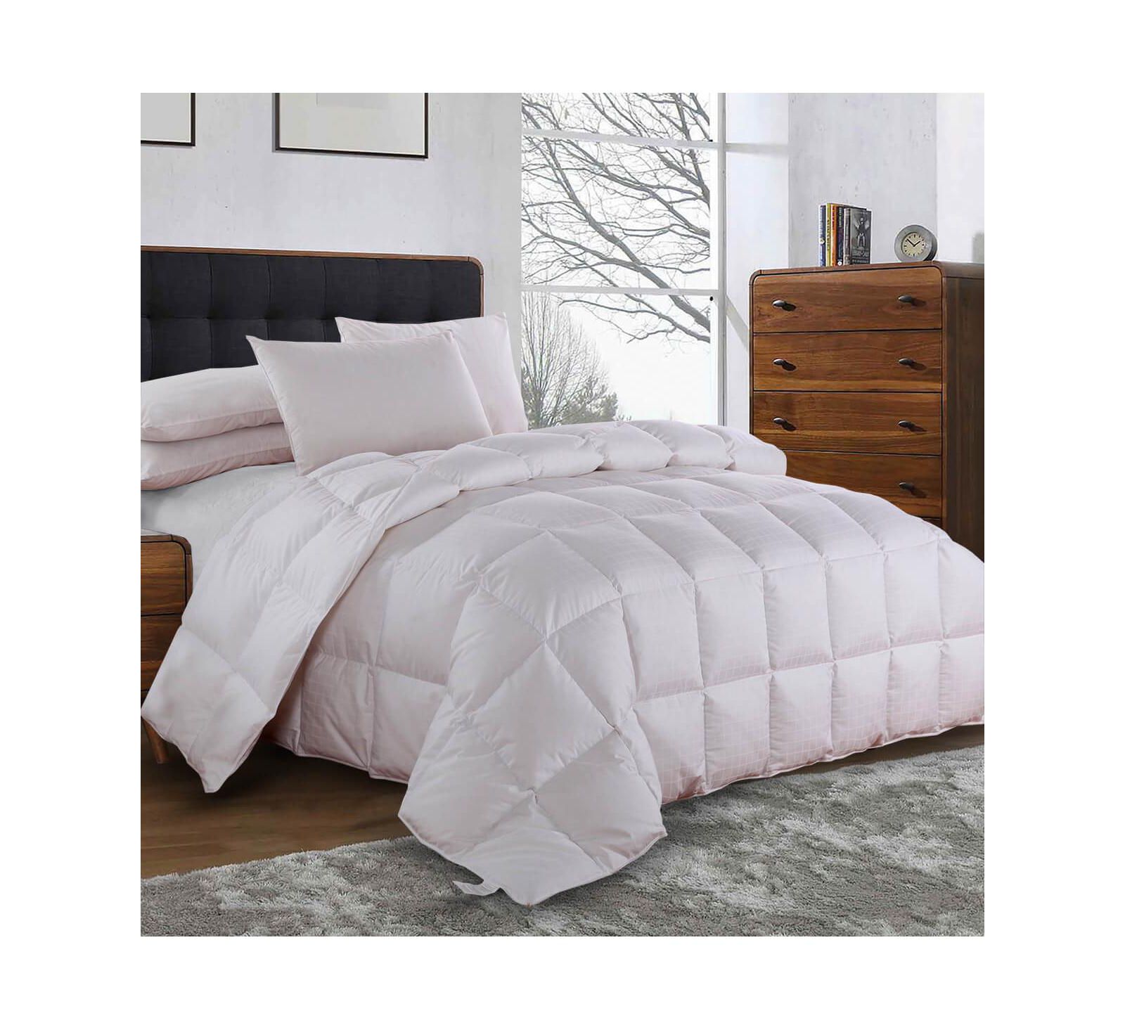 Egyptian Linens Goose Down Comforter with Light-Medium Fill Weight and Dobby Weave, Full/Queen