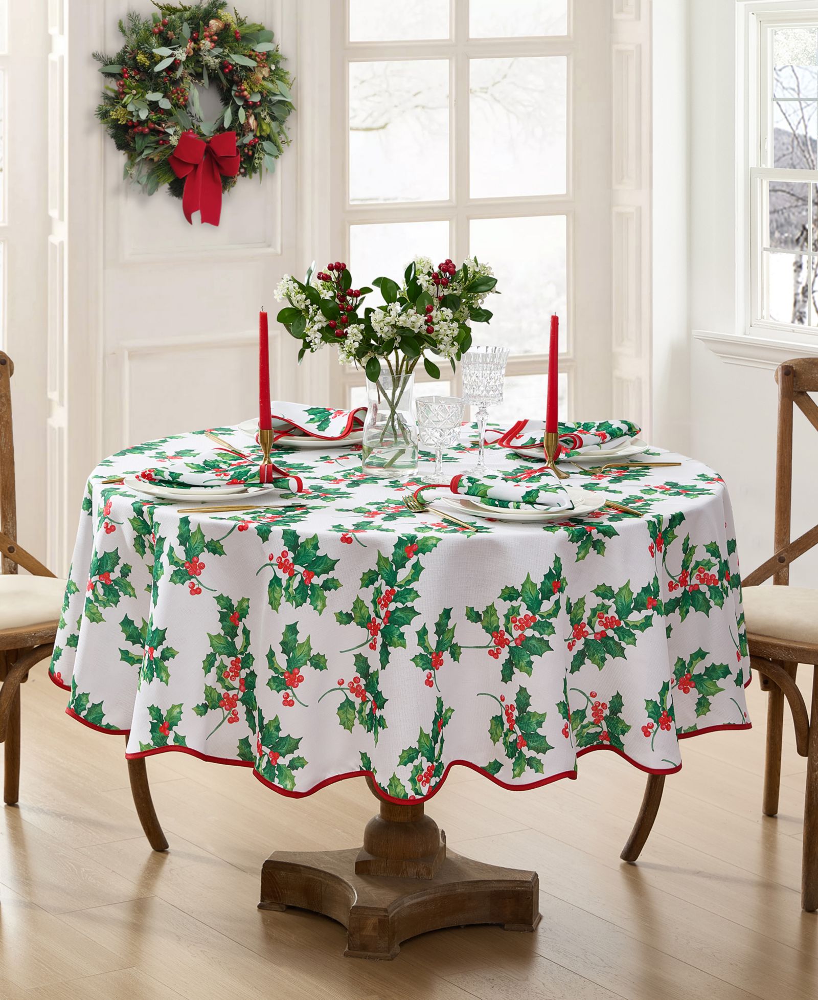Elrene Classic Holly Scallop Border Oval Tablecloth, 84"x 60"