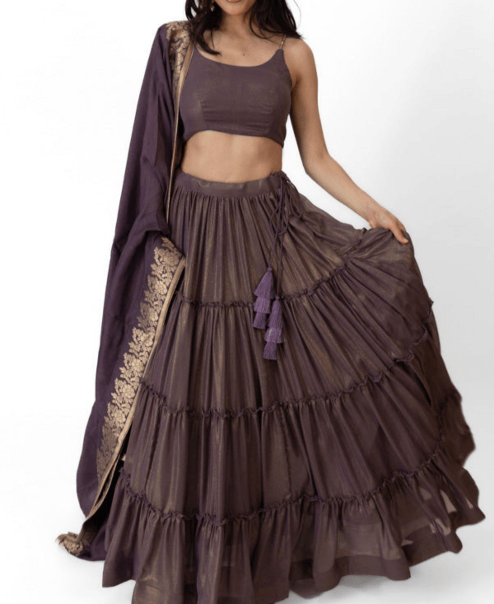 Женское платье-лехенга RAAS Women's Brownish Purple Shimmer Tiered Lehenga Choli с золотистыми акцентами