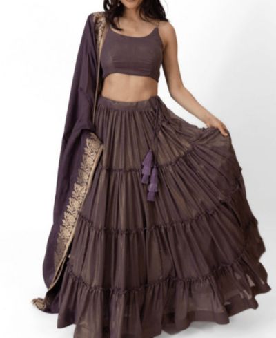 Женское платье-лехенга RAAS Women's Brownish Purple Shimmer Tiered Lehenga Choli с золотистыми акцентами