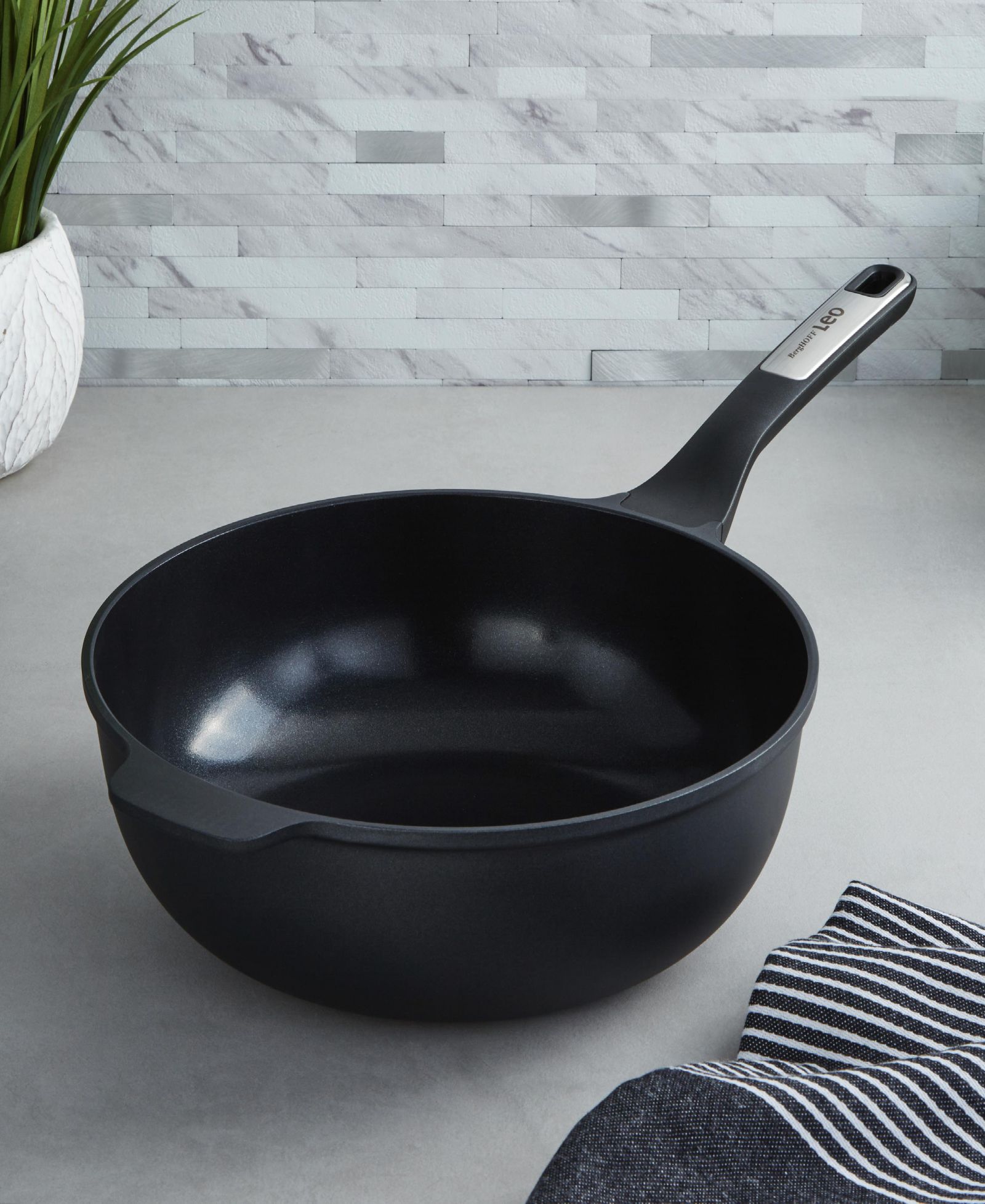 BergHOFF Leo Phantom Nonstick Ceramic 11" Wok Pan 4.6qt.