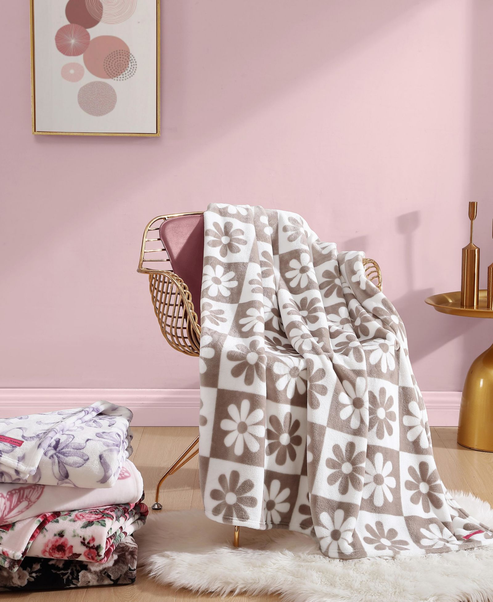 Betsey Johnson Мягкий флисовый плед Daisy Check, 70" X 50"