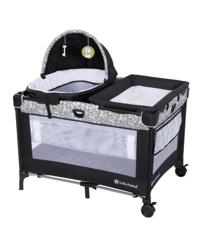 Детская манеж Baby Trend Nursery Den с модулем Snooze Pod и откидным пеленальным столиком