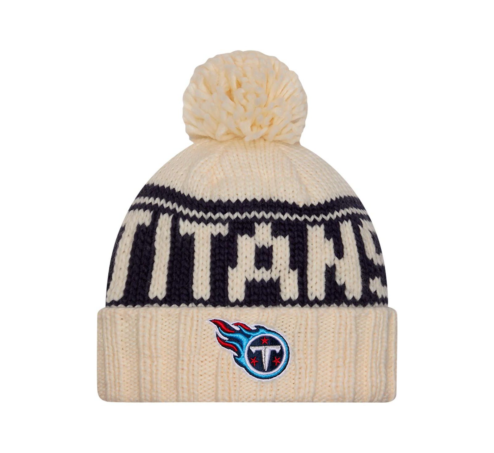Женская вязаная шапка New Era Tennessee Titans 2024 Sideline Cuffed with Pom