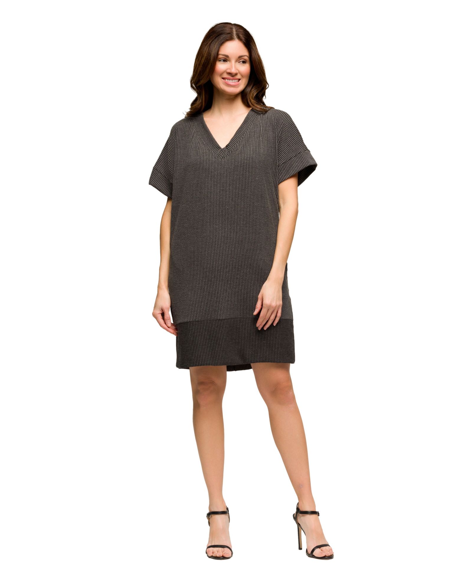 Женское платье-футболка 24seven Comfort Apparel с V-образным вырезом, свободного кроя, с коротким рукавом и карманом