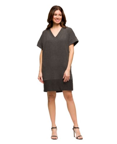 Женское платье-футболка 24seven Comfort Apparel с V-образным вырезом, свободного кроя, с коротким рукавом и карманом