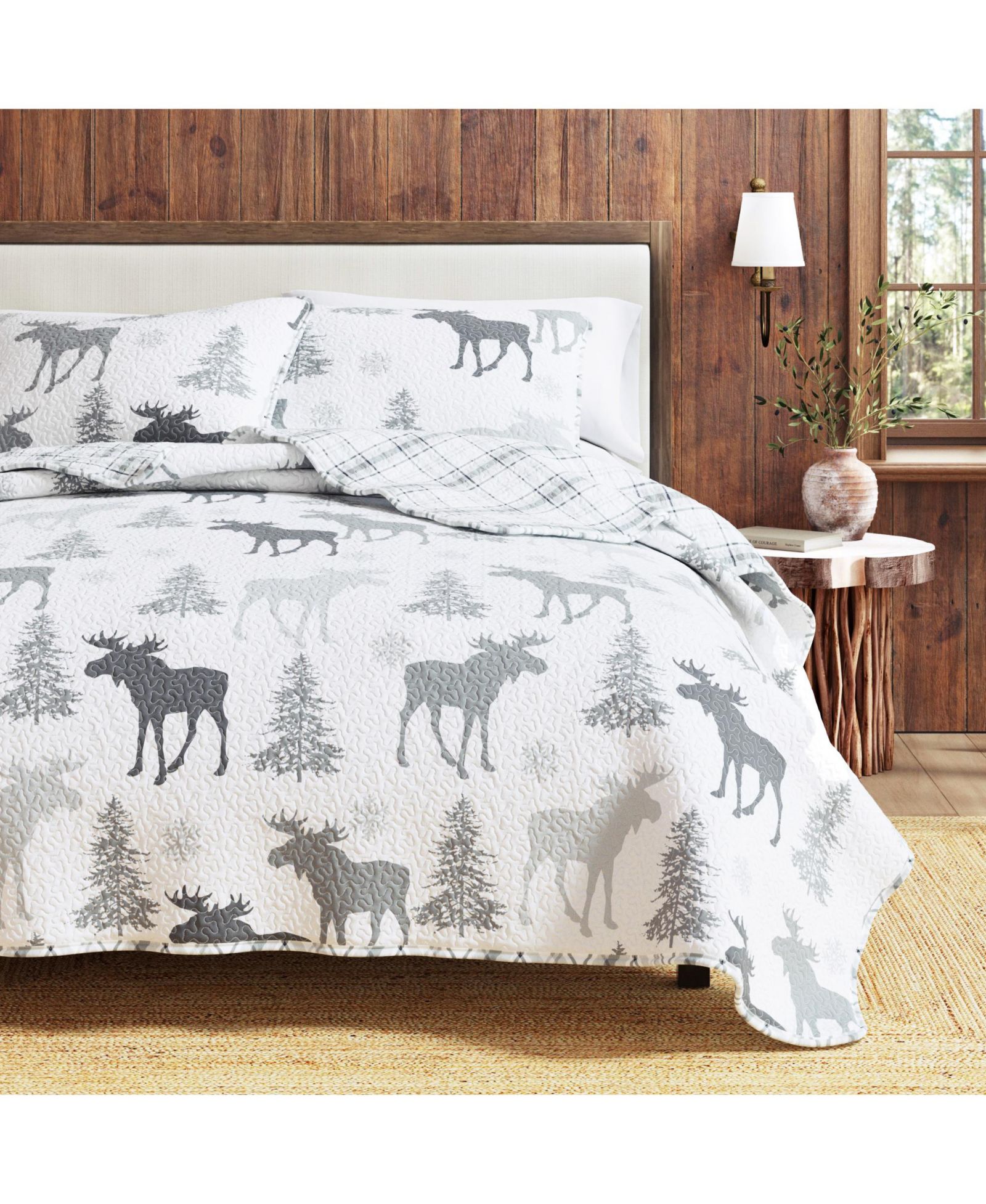 Linery & Co Moose & Evergreens Lightweight Reversible Microfiber Quilt Set с наволочками