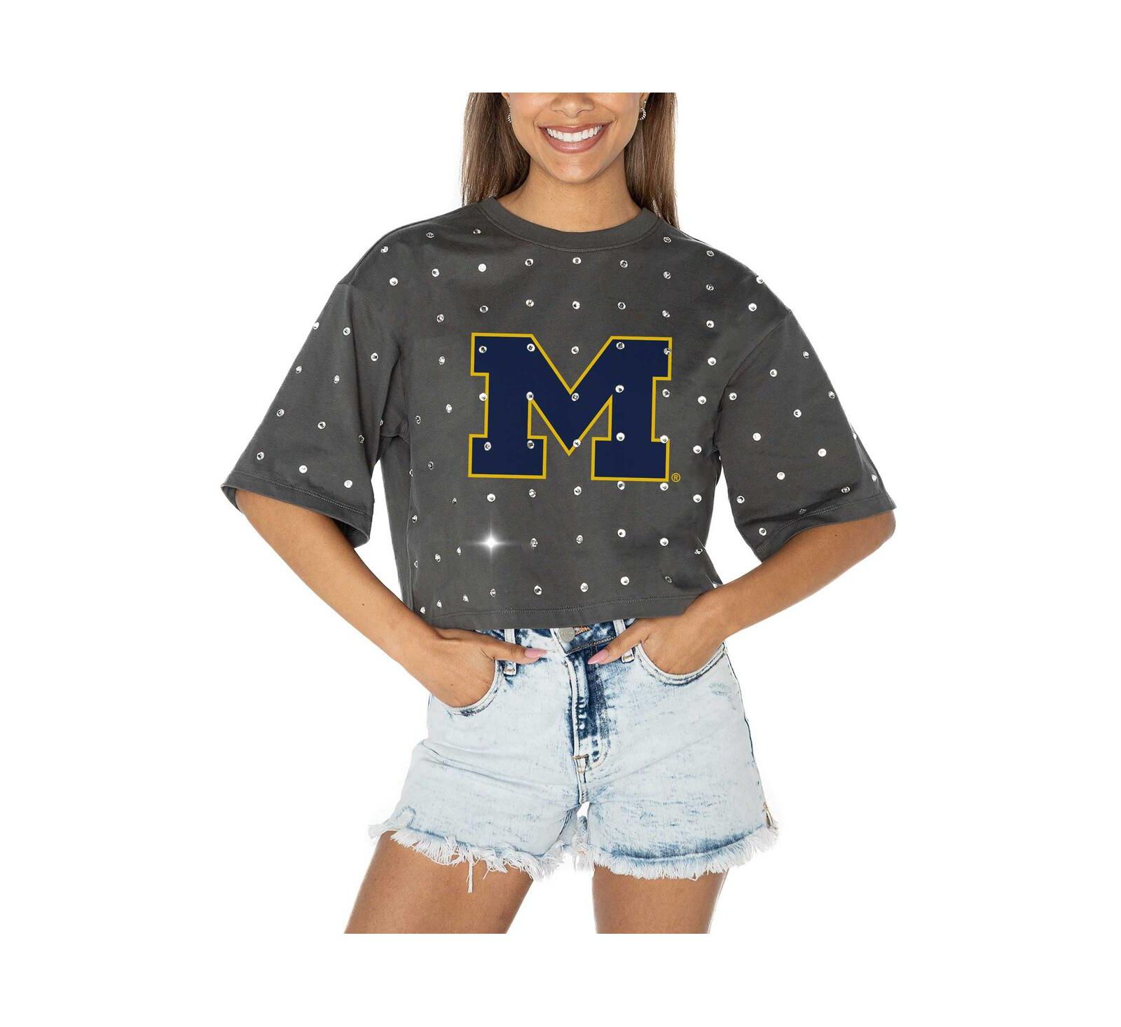 Женская укороченная футболка Gameday Couture с кристаллами, серый цвет Michigan Wolverines Go Time