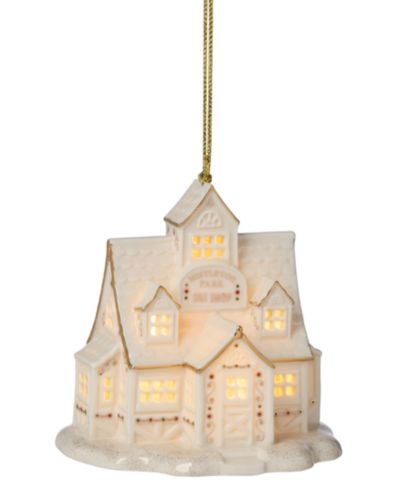 Lenox Праздничное украшение 2025 Mistletoe Park Ski Shop Lit Ornament