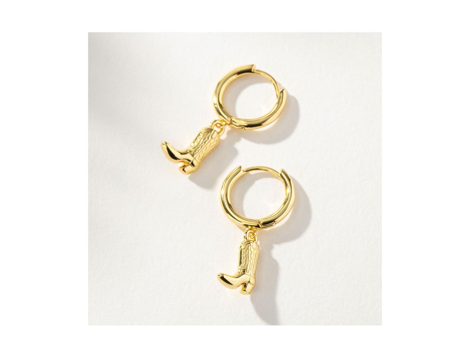 Uncommon James серьги-кольца Cowboy Boot Huggies 0.5" с напылением 14K Gold-Plated