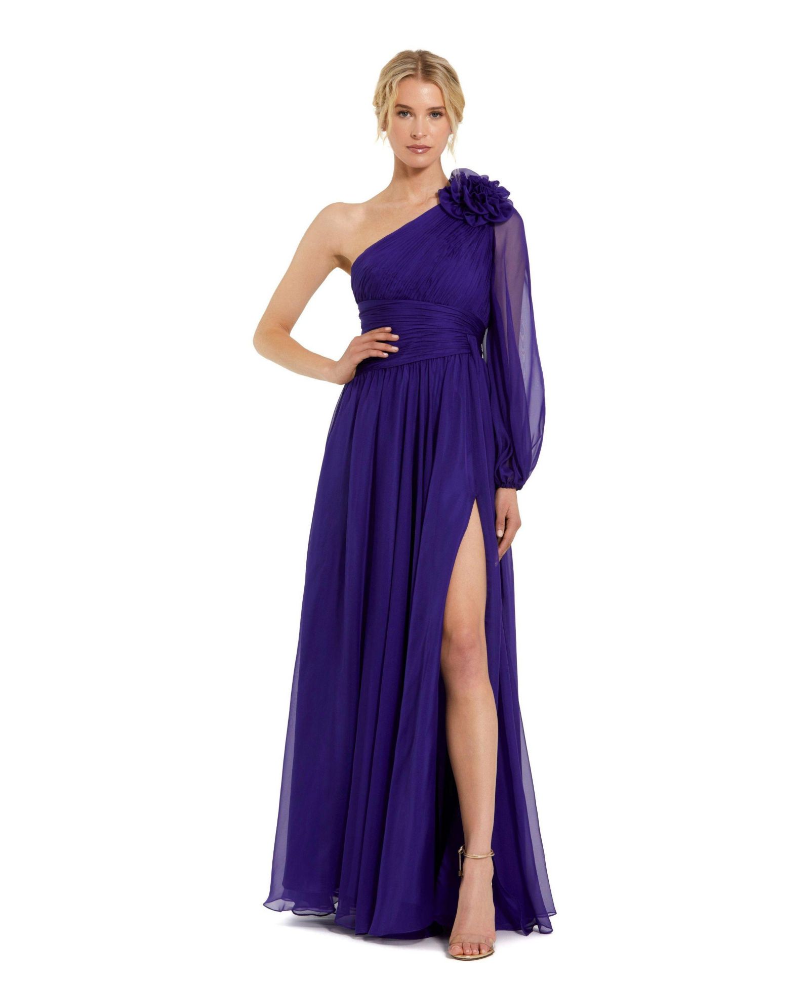 Женское вечернее платье Mac Duggal One Sleeve Ruched Chiffon Gown With 3D Flower
