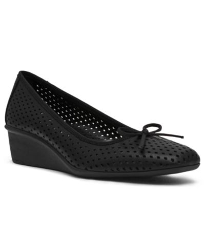 Anne Klein Женские туфли-лодочки Winslet Perforated Wedge