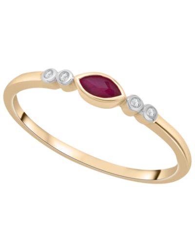 Изящное кольцо с рубином (1/8 ct. t.w.) и бриллиантовым акцентом из позолоченного стерлингового серебра