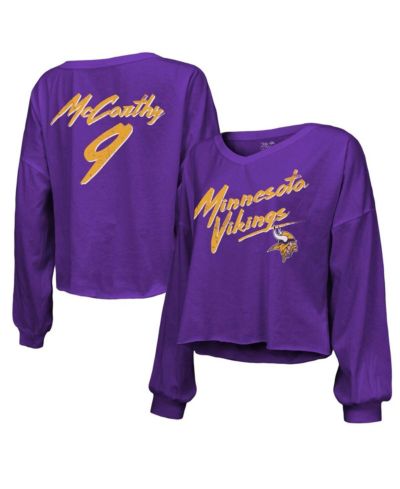 Женская укороченная футболка Majestic Minnesota Vikings J.J. McCarthy с длинным рукавом и V-образным вырезом