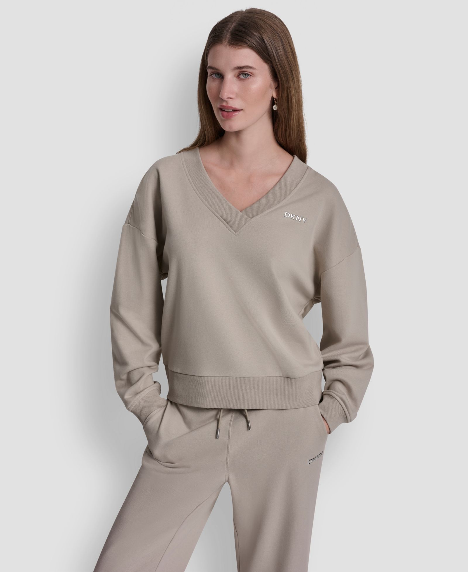 DKNY Sport Женская металлическая футболка с логобублями и V-образным вырезом