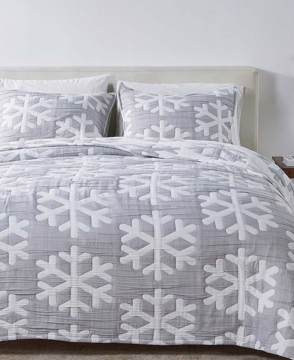 Linery & Co Winter-Themed Snowflake Matelasse Quilt Set with Shams