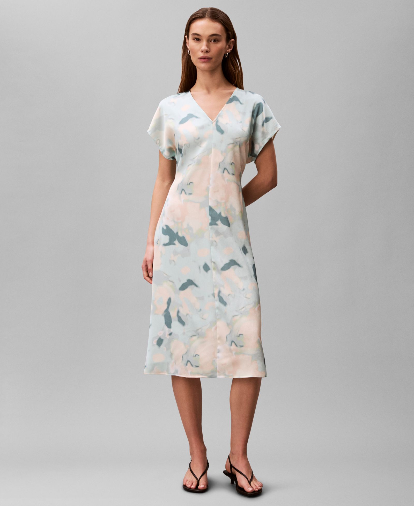 Женское миди-платье calvin klein satin print v-neck