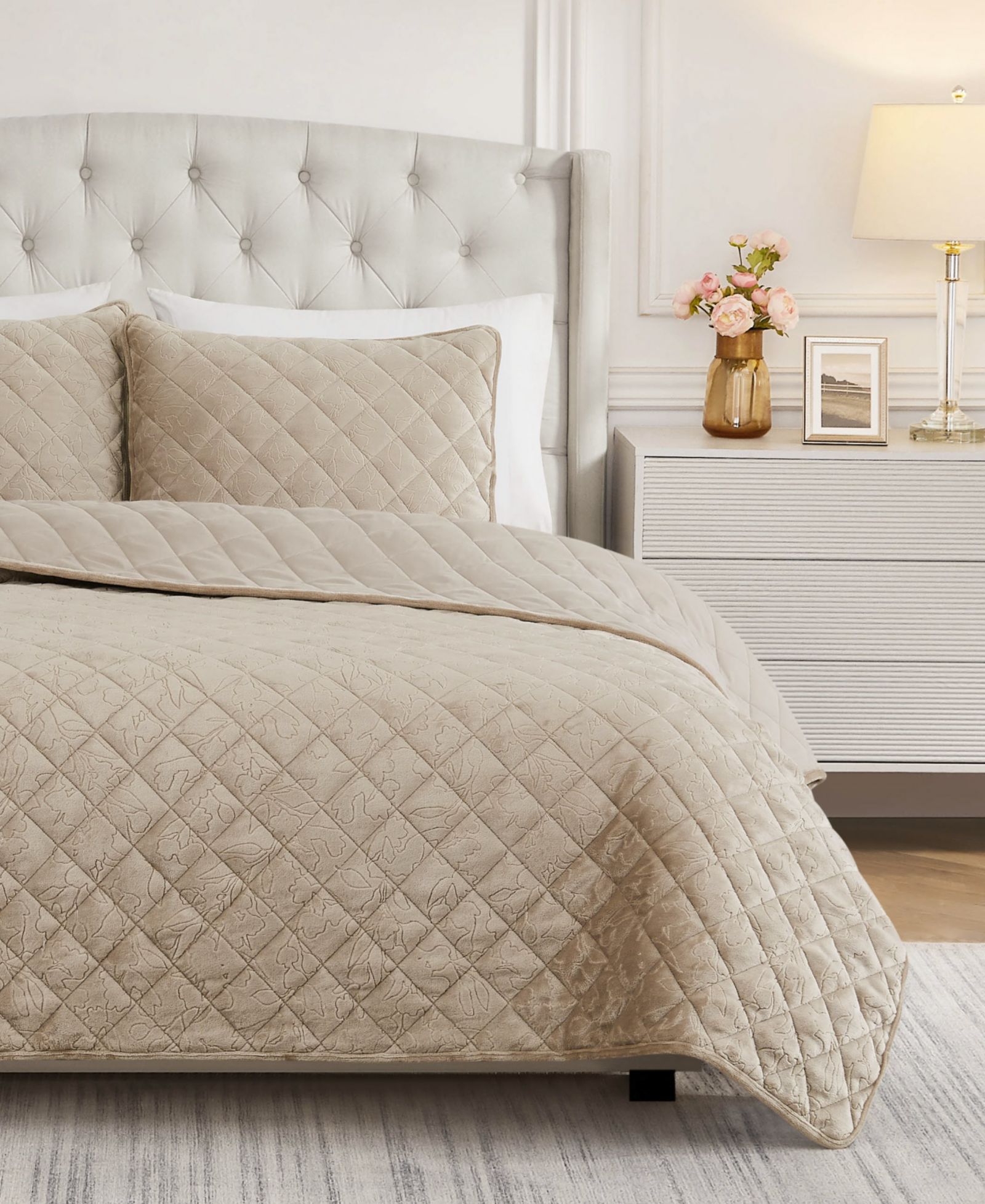 Комплект стеганого покрывала BCBG Maeve Embossed Plush 3-Piece, King