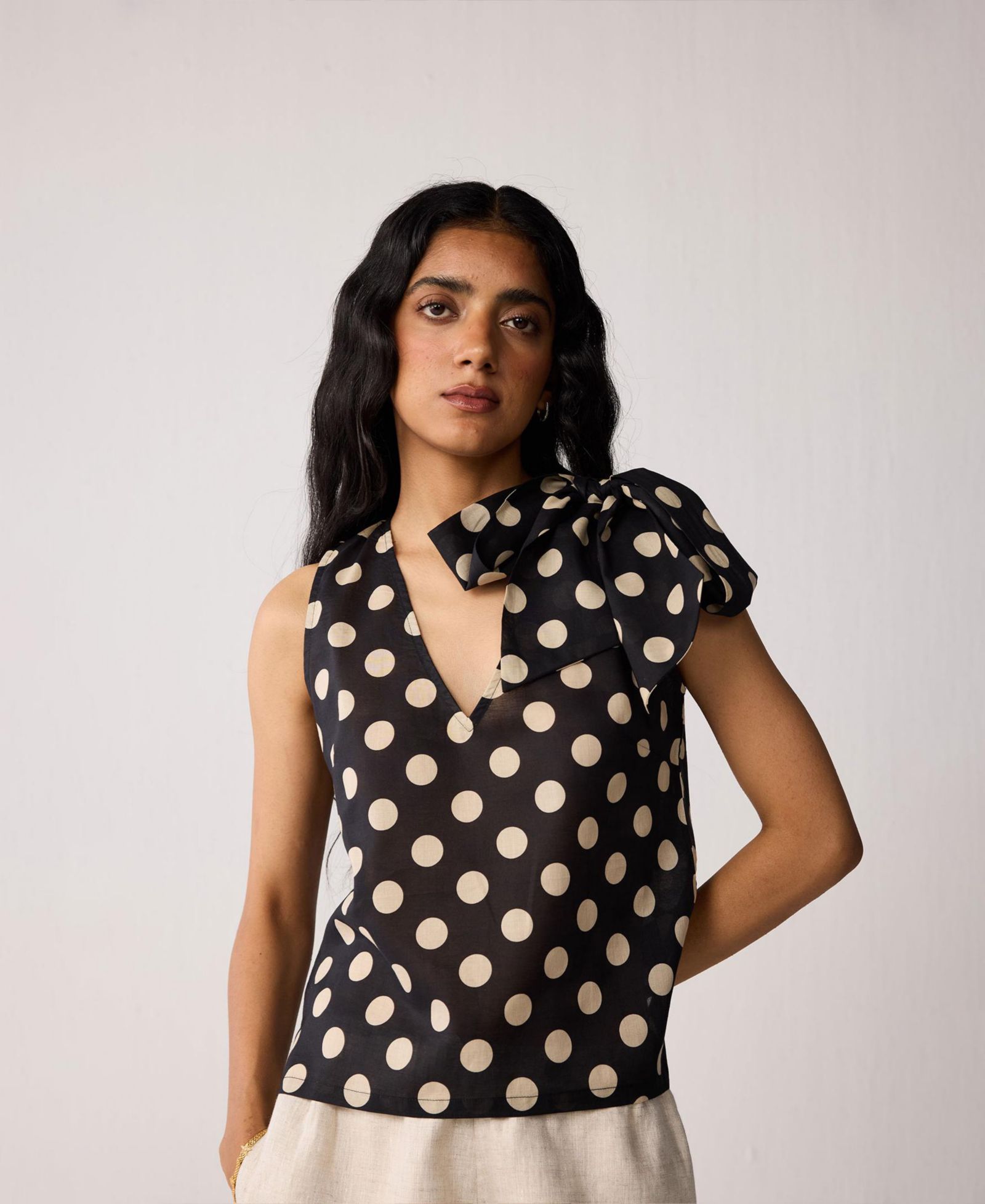 Reistor Женский Regular V-Neck Polka Dot Top with Bow Detail