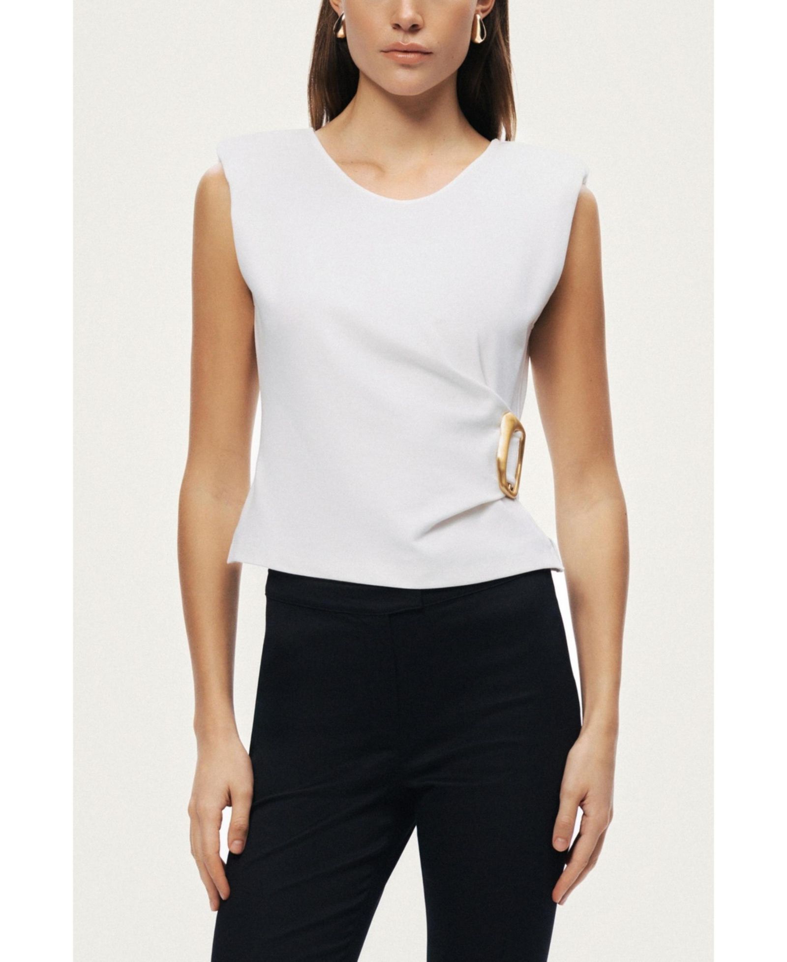 NOCTURNE Women's Sleeveless Buckle-Detail Blouse