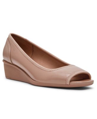 Женские туфли Anne Klein Waylynn Peep-Toe Wedge Pumps