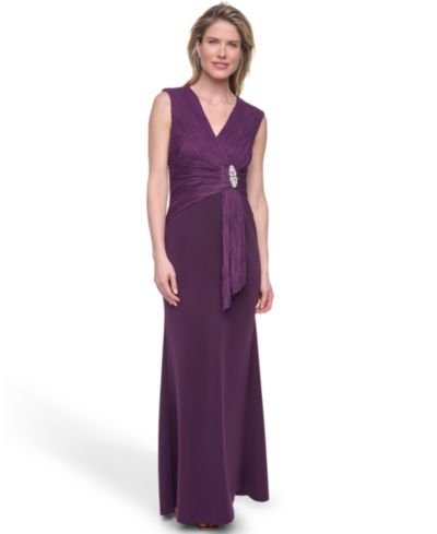 Jessica Howard Женское платье Petite Sleeveless V-Neck Gown