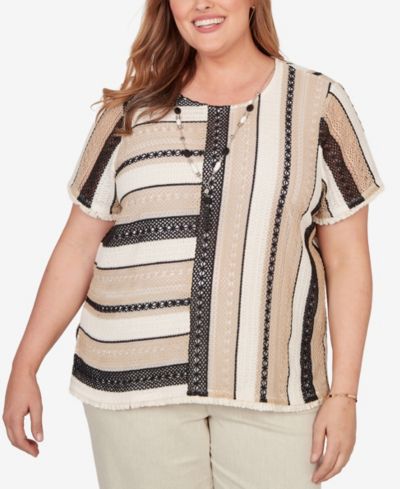 Футболка Alfred Dunner Plus Size с текстурированным принтом и ожерельем