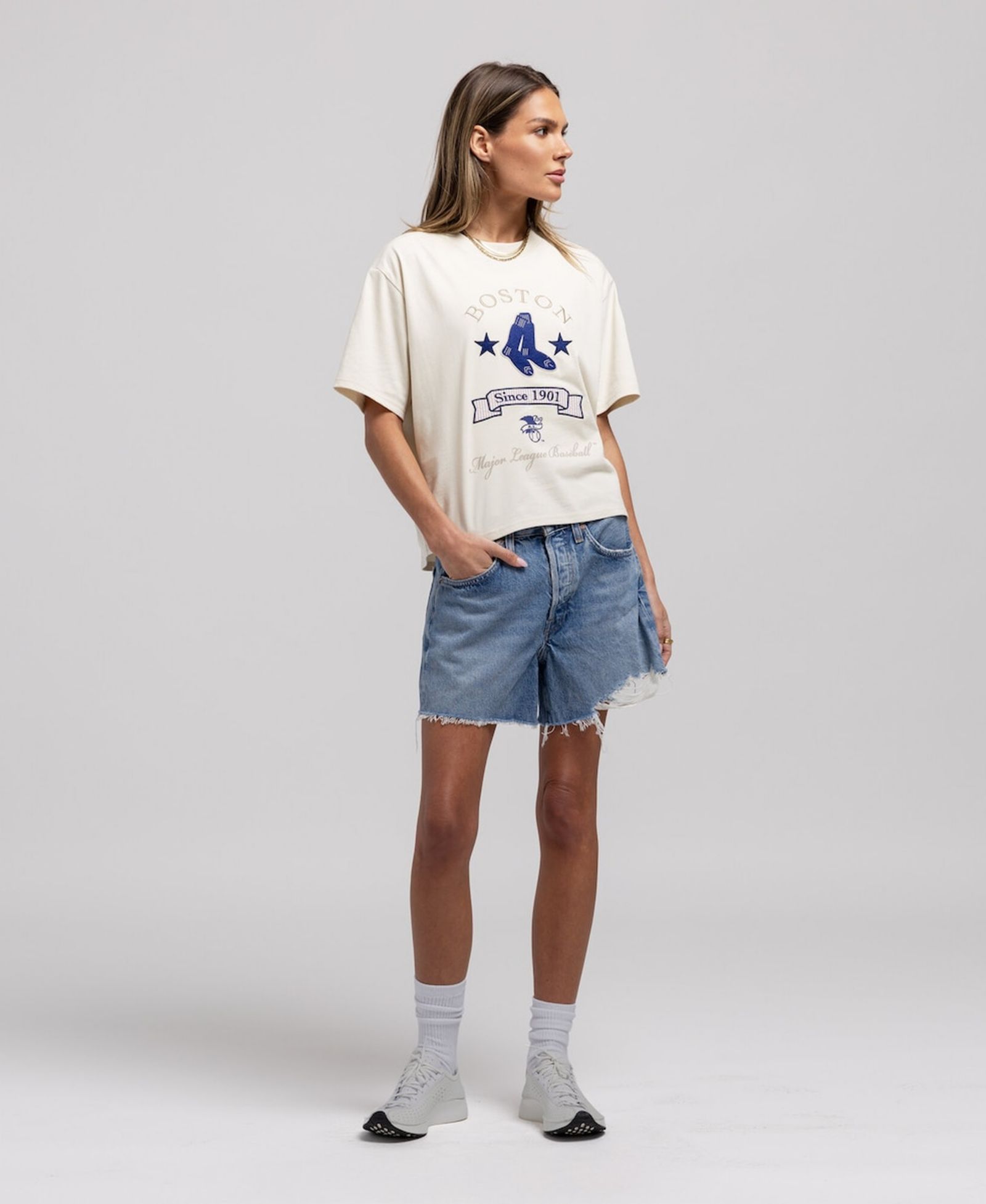Женская футболка Mitchell & Ness Cream Boston Red Sox Cooperstown Yacht Rock Boxy Cropped T-Shirt