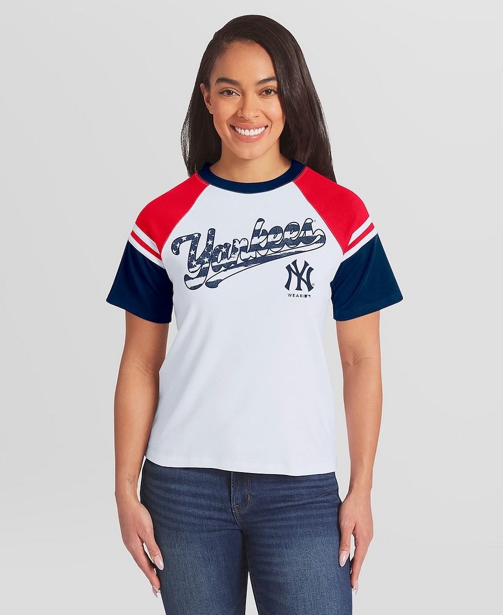 Женская футболка WEAR by Erin Andrews в белом цвете в полоску с логотипом New York Yankees