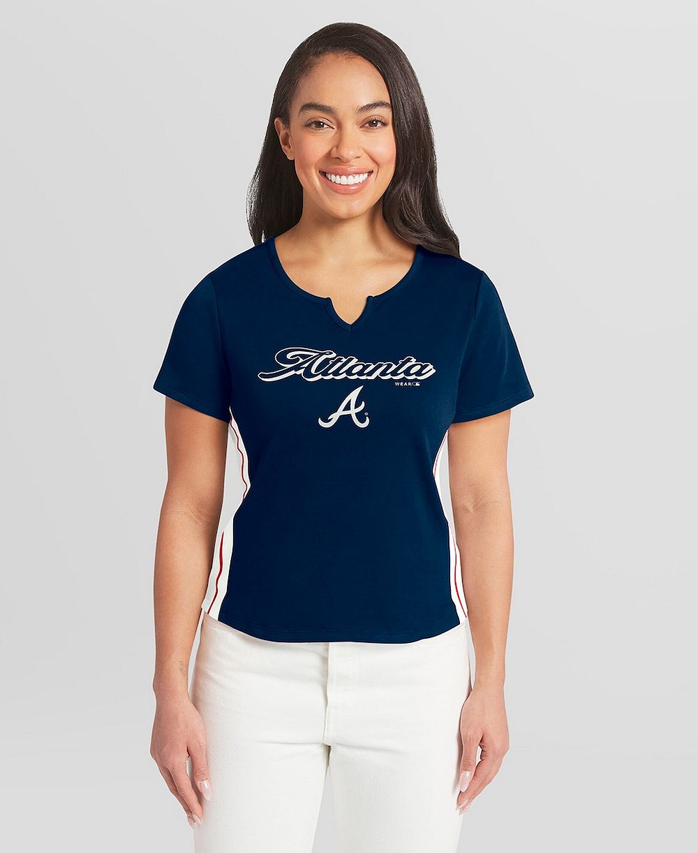 Женская укороченная футболка WEAR by Erin Andrews Navy Atlanta Braves с вырезом Notch Neck