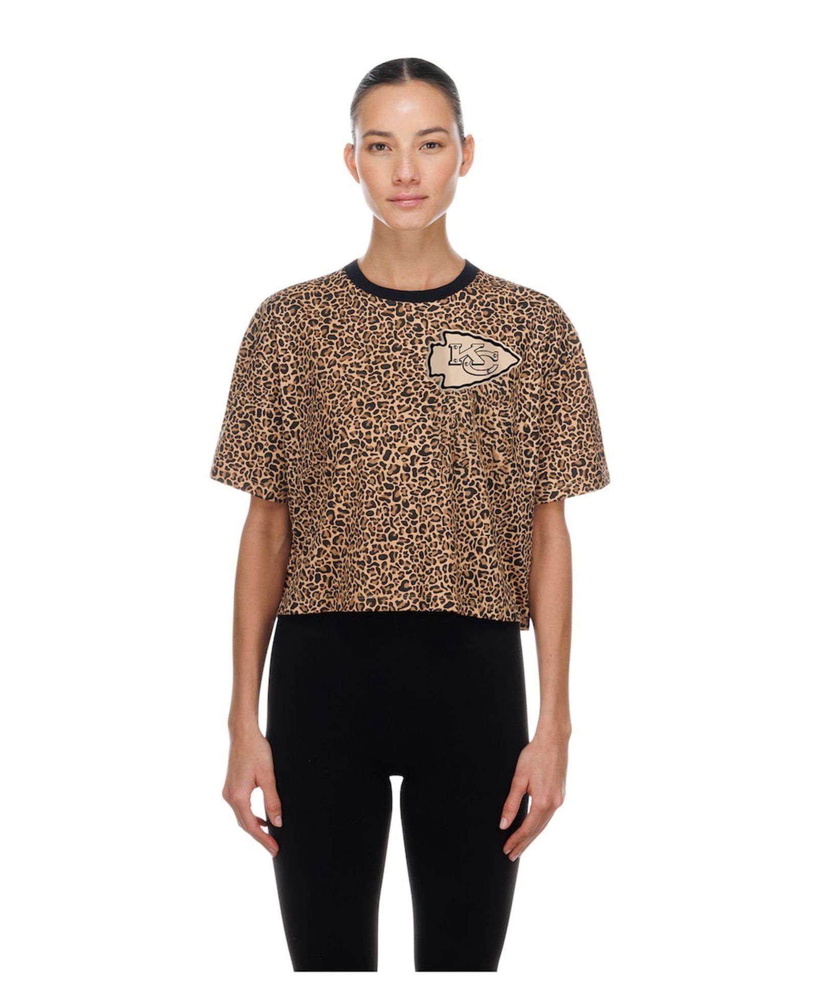 Женская укороченная футболка New Era Brown Kansas City Chiefs Mom Me Leopard Boxy Cropped