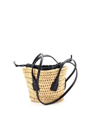 Брендовая сумка Bottega Veneta Small Arco Basket из рафии с кожаной отделкой