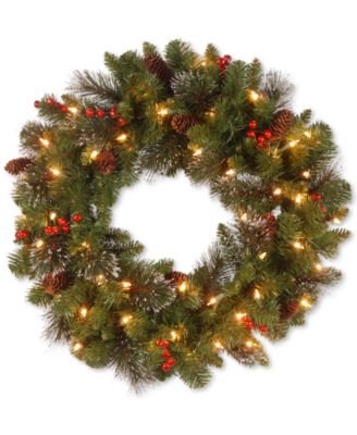 Венок National Tree Company 24" Crestwood Spruce с серебристыми ветками, шишками и красными ягодами