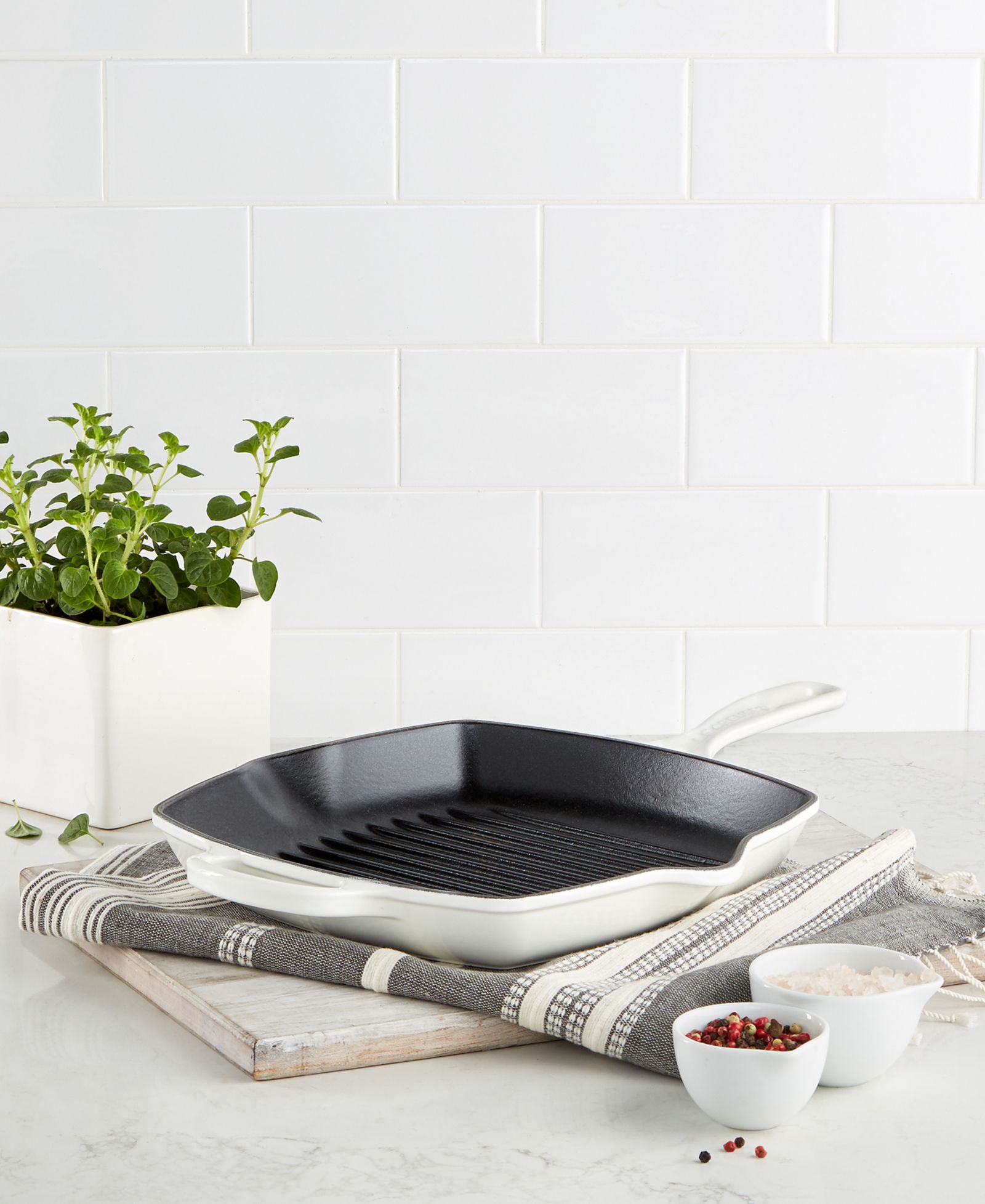 Сковорода-гриль Le Creuset 10.25" Enameled Cast Iron Skillet with Helper Handle