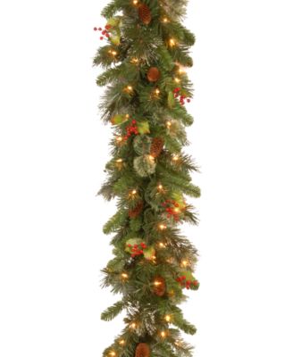 Елочная гирлянда National Tree Company Wintry Pine с шишками, красными ягодами, снежинками и 100 светодиодами