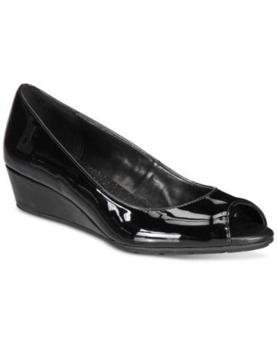 Туфли-лодочки Bandolino Women's Candra Low Wedge Peep Toe