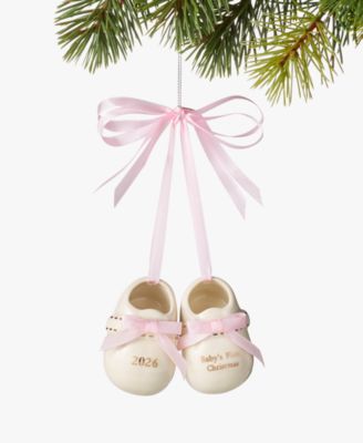Розовое украшение Holiday Lane 2026 Baby's First Christmas
